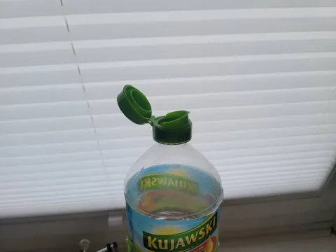 Nakrętka przytwierdzona do butelki