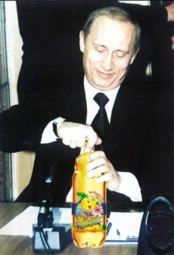 Путин открывает бутылку лимонада