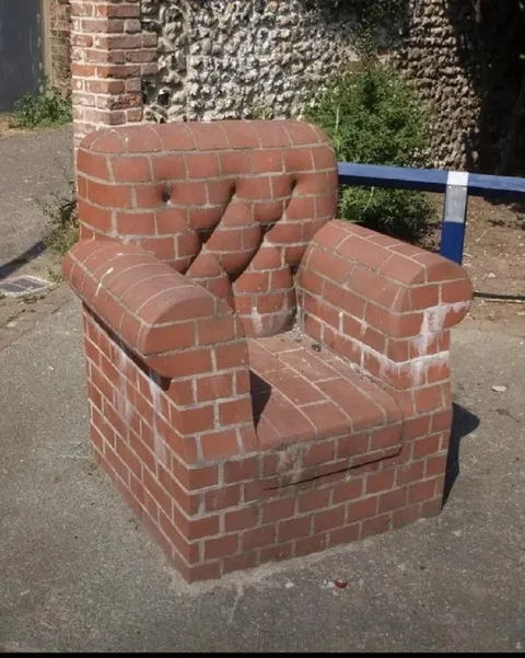 Кирпичное кресло для суровых