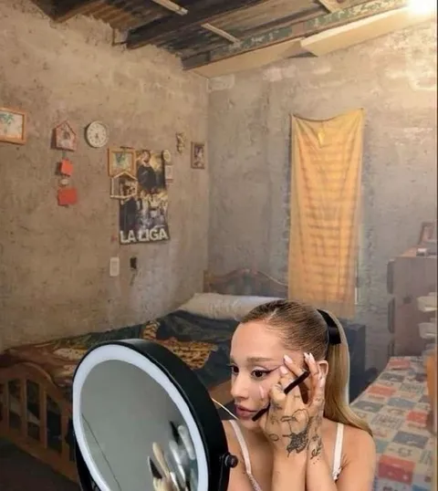 Maquillaje en habitación humilde