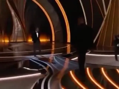 Уилл Смит идёт после поцелуя