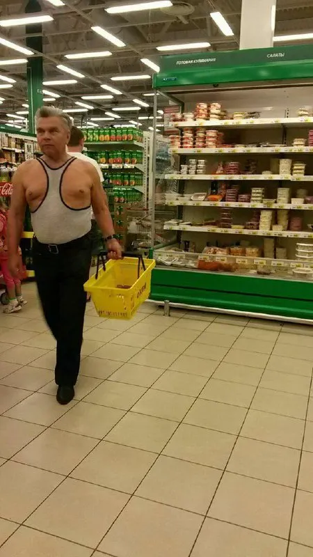 Мужчина в необычной майке