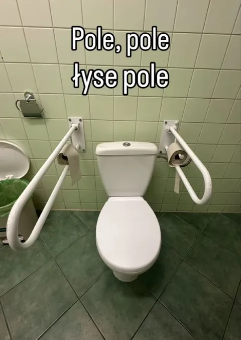 Łyse pole przy toalecie