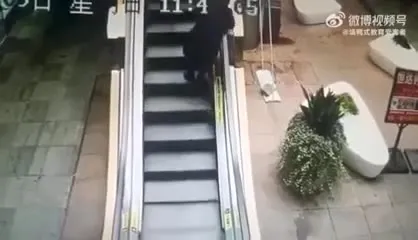 Человек едет вверх по эскалатору