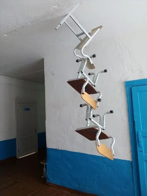 Стулья, застрявшие на стене