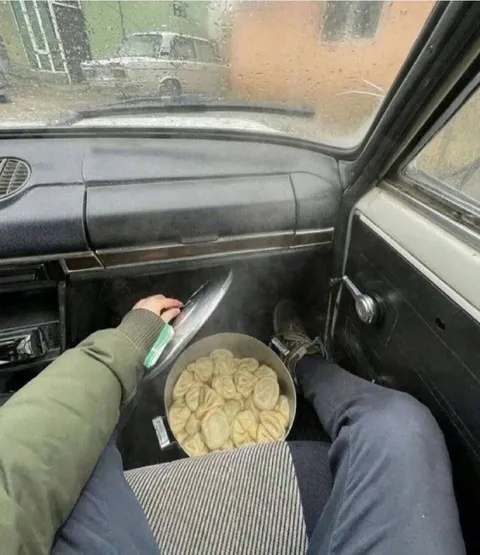 Пельмени в машине под дождём