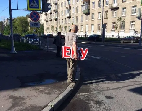 Мужчина несёт слово ЕДУ