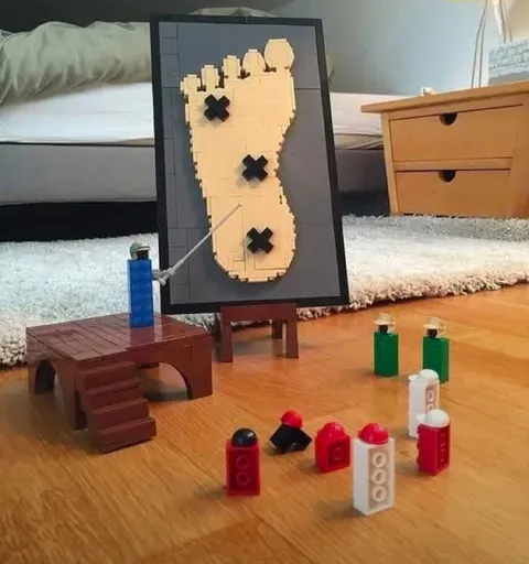 Совещание игрушечных фигурок
