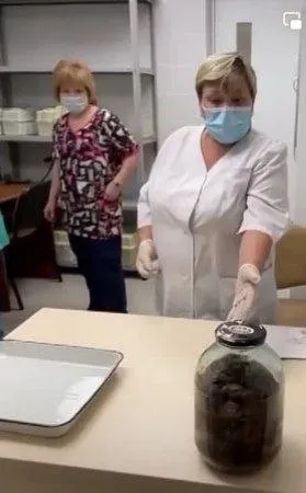 Медсестры и загадочная банка