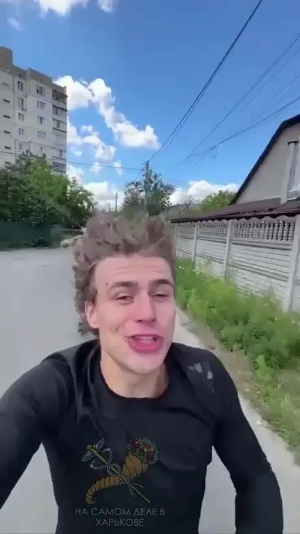 Бегущий парень и солдат
