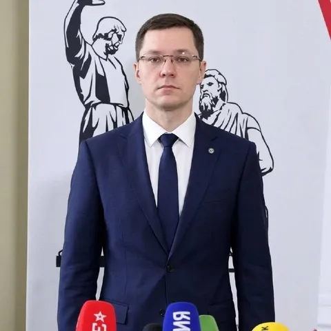 Строгий чиновник на пресс-конференции