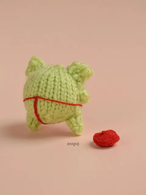 Вязаный кот на верёвке