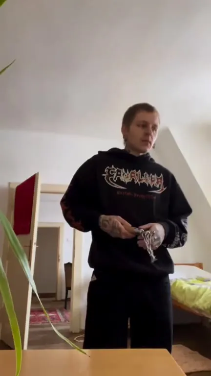 Мужчина танцует с цепью