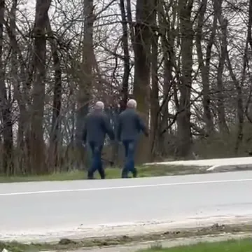 Два пенсионера идут записывать голосовухи