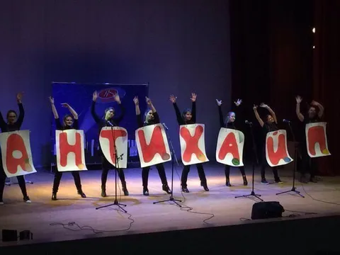 Девушки с буквами «АНТИЖАЙ»