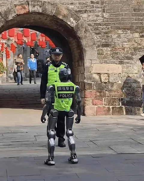机器人交警巡逻