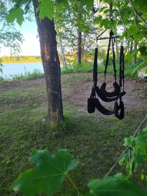 Странные качели у озера