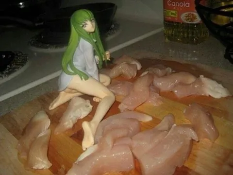 Аниме-девушка на сырой курице