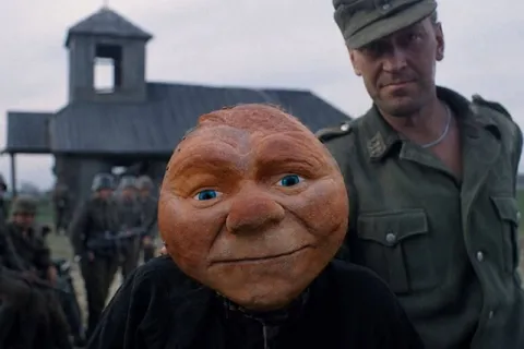 Странный человек перед солдатом