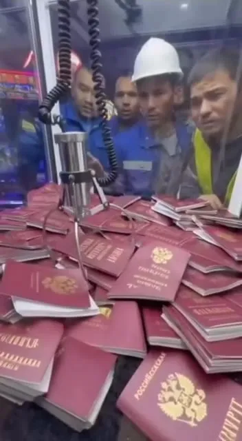 Рабочие пытаются достать паспорта