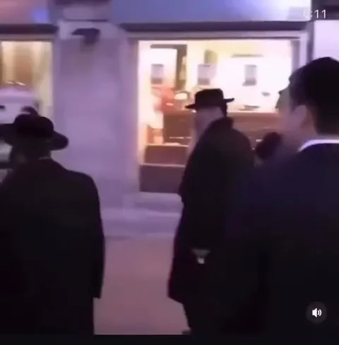 הולכים ברחוב עם מוזיקה