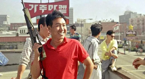웃으며 총을 든 남자