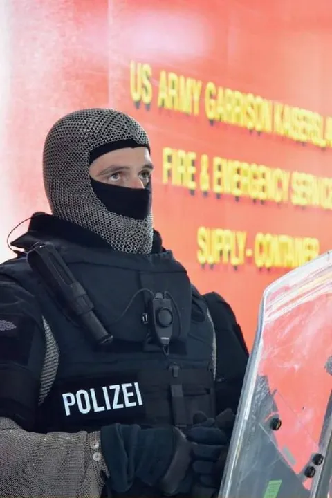 Vermummter Polizist im Einsatz