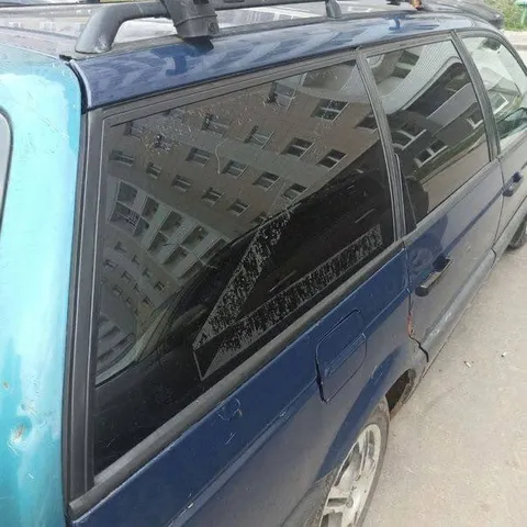 Синяя машина с необычной дверью