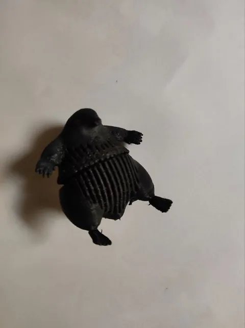 Чёрная игрушка с лапками