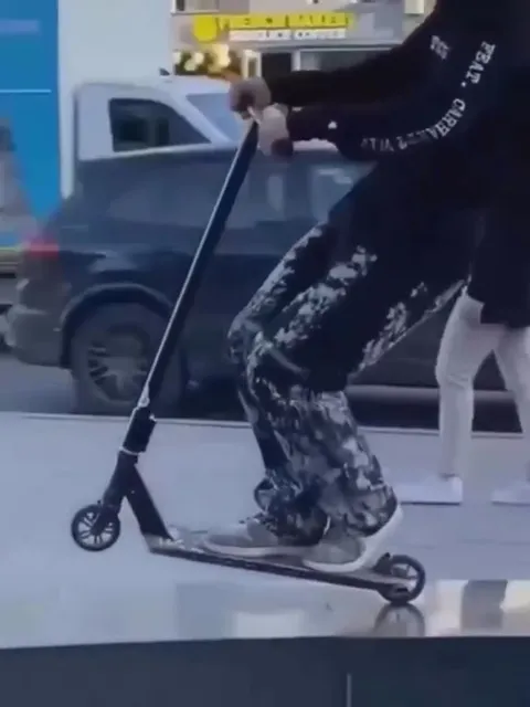 Трюк на самокате заканчивается падением
