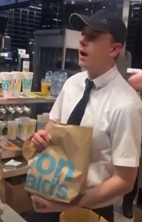 Работник McDonald’s заводит толпу