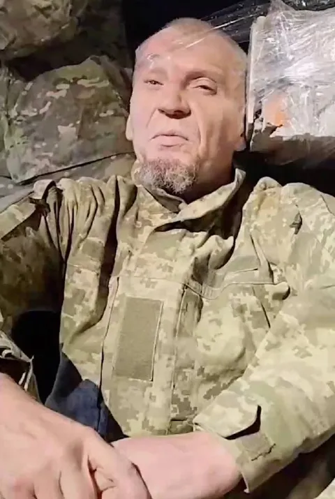 Мужчина в камуфляже морщится