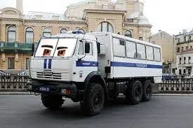 Полицейский грузовик на улице