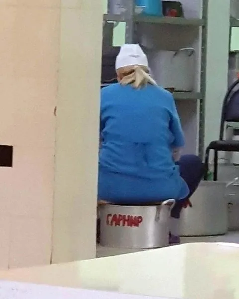 Медсестра на ведре с гарниром