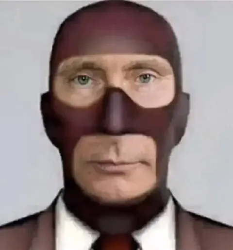 Человек в маске и костюме