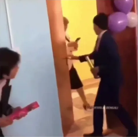 Женщина проходит через дверь