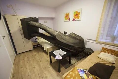Гигантский человек в комнате