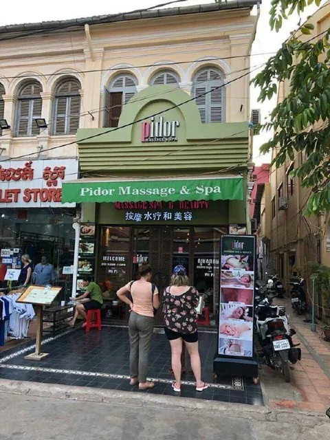Pidor Massage & Spa Sign