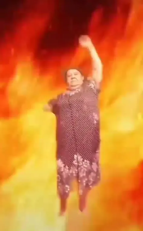 Женщина танцует в огне