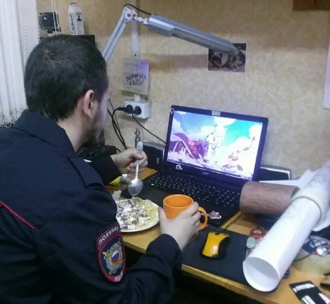 Полицейский смотрит аниме за ужином