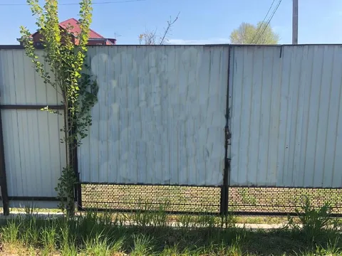 Странный забор в траве