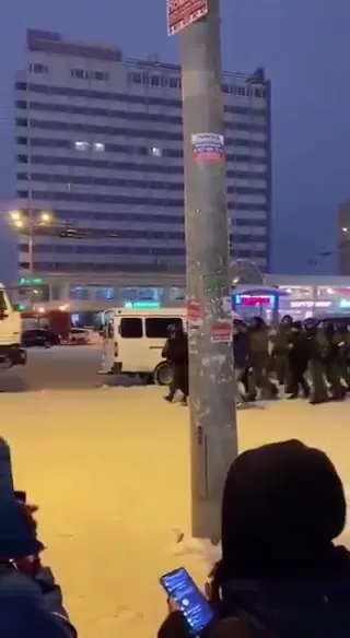 Толпа уходит под музыку