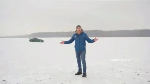 Машина провалилась под лёд