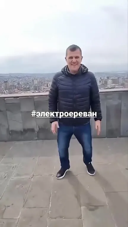 Танец на фоне Еревана