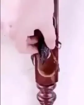 Секрет внутри деревянной ножки