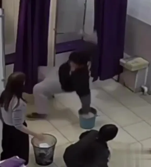 Ведро в примерочной