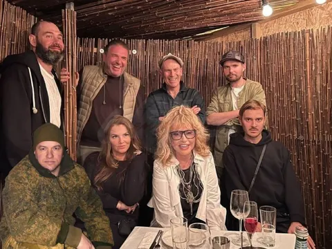 Алла Пугачёва за ужином с друзьями
