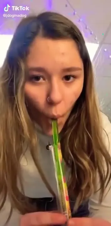 Девушка и слишком длинная соломинка