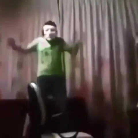 Парень танцует Harlem Shake