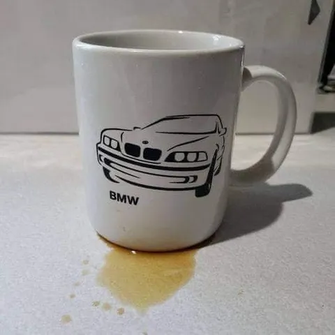 Кружка с протекающим BMW